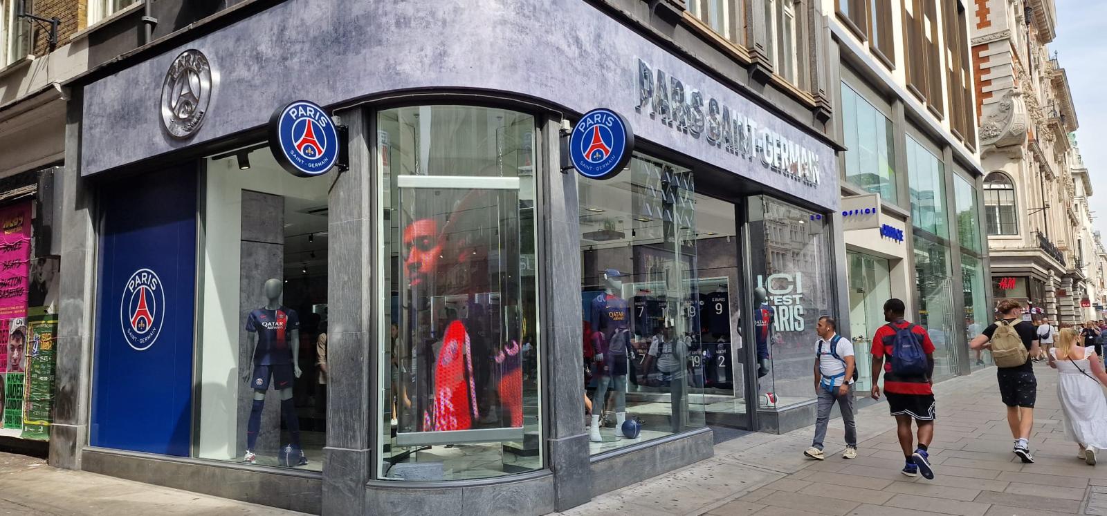 PSG Storefront Signage – Custom Retail Signage Project by Sign Architects Paris Saint-Germain (PSG) retail store frontage with bespoke signage by Sign Architects, featuring illuminated logos and window graphics.